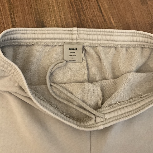 79. 🍓 Skims drawstring short - Picture 2 of 3